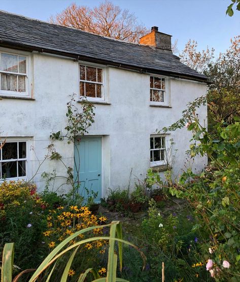 Cottage And Garden, White Stone Cottage, English Cottage Aesthetic, East Coast Cottage, Laurence Harvey, Coastal House Exterior, Shell Cottage, Cottages England, Cottage Architecture