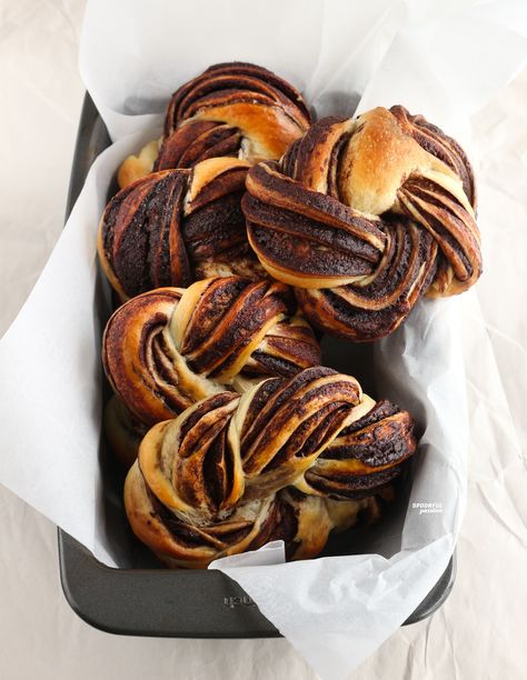 Homemade Chocolate Spread, Swirl Bun, Brioche Chocolate, Chocolate Wreath, Bread Brioche, Pizza Twists, Chocolate Brioche, Sweet Bread Rolls, Bread Chocolate