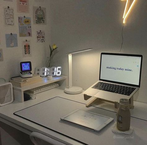 Study Desk Decor, Student Room, Rumah Minecraft, Uni Room, White Desk, Desk Inspiration, Desk Makeover, Study Room Decor, Room Desk