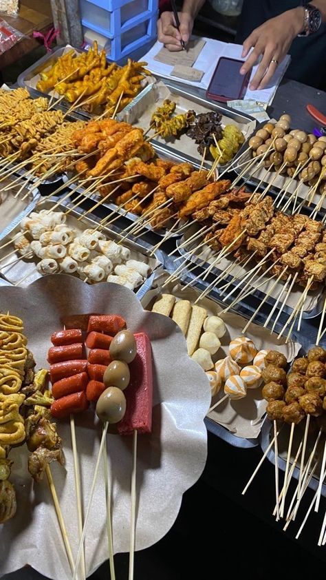 Streetfood Aesthetic, Food Pic, Korean Street Food, Aesthetic Shop, Yummy Comfort Food, Food Stall, Sweet Pastries, Fish Cake, Korean Street