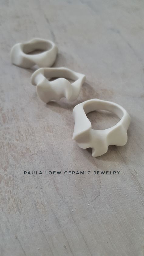 White Polymer Clay Ideas, Ceramic Rings Jewellery, Ceramic Jewelry Design, Polymer Rings, Porcelain Rings, Polymer Clay Rings, Ceramic Jewerly, Porcelain Ring, Diy Clay Rings