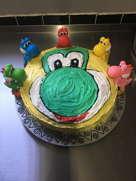 Mario Cake Easy, Super Mario Cake Easy, Diy Mario Cake, Yoshi Birthday Party, Yoshi Birthday Cake, Yoshi Cute, Mario Food, Yoshi Cake, Yoshi Party