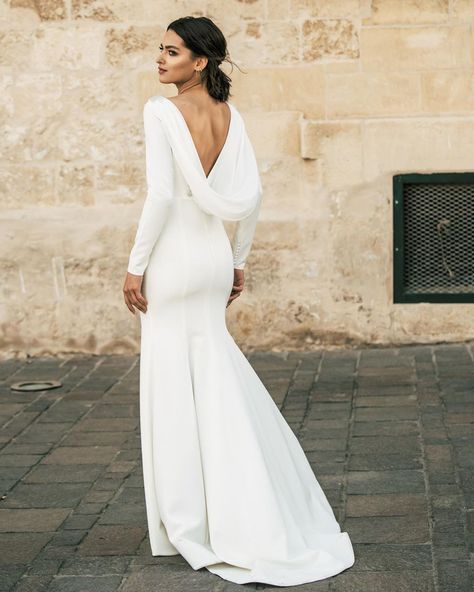 Backless Wedding Dress Simple, Simple Wedding Dress Low Back, Wedding Dresses Vintage Lace, Backless Wedding Dress With Sleeves, White Saree Wedding, Wedding Dresses Simple Elegant, Low Back Wedding Gowns, Long Sleeve Wedding Dress Backless, Backless Bridal Dresses