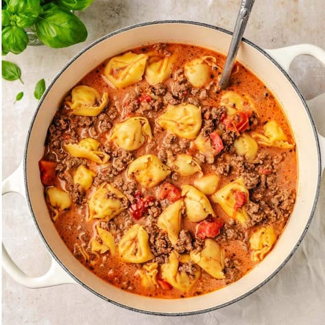 Tomato Tortellini Soup With Ground Beef, Hamburger Tortellini Soup Recipes, Ground Beef And Tortellini Soup, Beef Tortellini Soup Crock Pot, Tortellini Ground Beef Soup Recipes, Tortellini Hamburger Soup, Cheeseburger Tortellini Soup, Soup Recipes Slow Cooker Beef, Beef Tortellini Recipes Soup