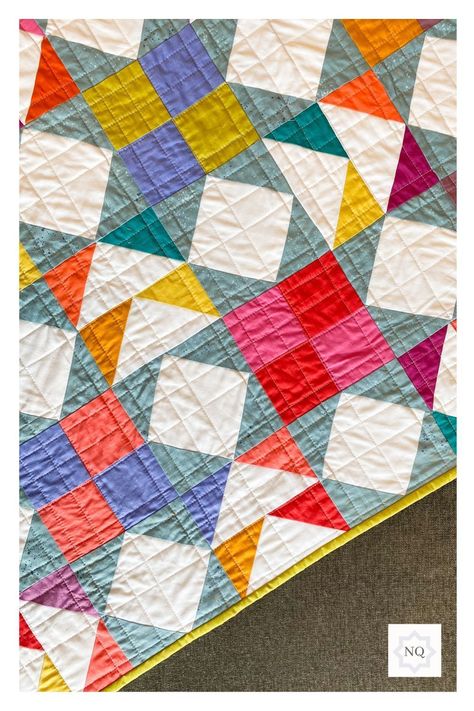 Looking for a beginner friendly quilt pattern that is also fat quarter friendly? Shelby from the Nomadic Quilter designed this quilt pattern to help beginner quilters learn three basic quilting blocks. Learn the four patch, square in a square and flying geese blocks. The Hidden Shapes Quilt Pattern is available in 4 sizes: baby, throw, twin and queen. Read all about this version using century solid fabrics. Solids Quilt Pattern, One Fabric Quilts, 4 Square Quilt Pattern, Flying Geese Quilt Ideas, Flying Geese Quilt Block, Easy Quilting Techniques, Basic Quilting, Solid Fabric Quilts, Hst Quilt