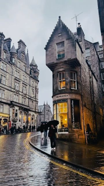 Rainy Day Edinburgh, Scotland Rain Aesthetic, Edinburgh Scotland Aesthetic Rain, Edinburgh Rain Aesthetic, Edinburgh Rainy Day, Edinburgh Rain, Edinburgh Shops, Rainy Edinburgh, Rainy Scotland