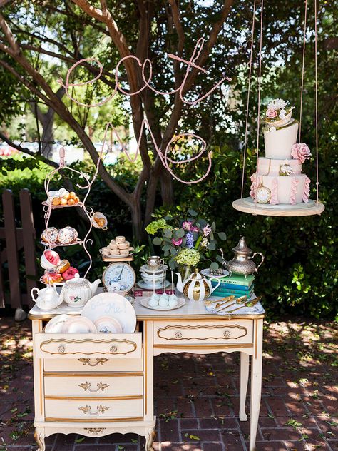 Wonderland Wedding Cake, Disney Wedding Ideas, Disney Centerpieces, Wedding Disney, Wedding Cake Display, Disney Wedding Cake, Alice In Wonderland Tea Party Birthday, Disney Inspired Wedding, Alice In Wonderland Wedding