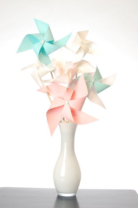 large shabby chic pinwheel bouquet Simple Baby Birthday, Pinwheel Centerpiece, Pinwheel Wedding, Simple Centerpieces Diy, Non Floral Centerpieces, Diy Baby Shower Centerpieces, Baby Shower Decor Ideas, 14th Birthday Party Ideas, Pinwheels Party