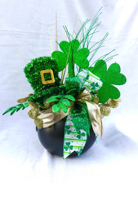 St Patricks Day Table, Sant Patrick, St Patricks Decorations, Irish Celebration, St Patricks Crafts, White Floral Arrangements, Gold Centerpieces, Celebration Around The World, Arrangement Floral