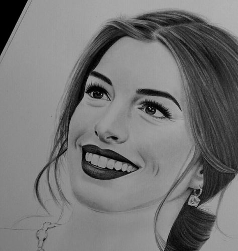 Anne Hathaway Drawing, Ann Hathaway, Figure Sketches, Green Screen Video Backgrounds, Batman Art, Anne Hathaway, Hot Pics, Mulan, Draw Drawing