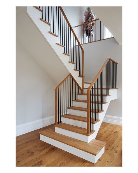 First Step Designs on Instagram: “Contemporary cut string, black iron spindles and a custom curved continuous handrail. Finished with a huge feature square step. #design…” Curved Handrails For Stairs, Staircase Handrail Ideas, Handrails For Stairs, Black Staircase, Iron Spindles, Staircase Styles, Metal Stair Railing, Railing Tangga, Design Stairs