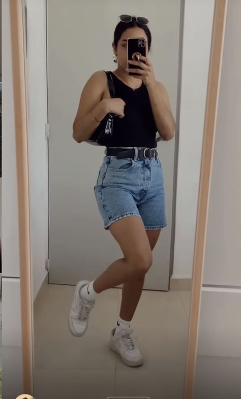 Long Short Summer Outfits, Biker Short Style, Bermuda Mom Jeans, Mom Jeans Shorts Outfits, 4'11 Height Short People Outfits, Look Short Jeans Dia, Outfits Con Bermudas, Look Bermuda Jeans, Short Jeans Outfit