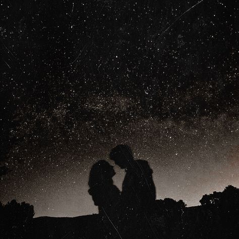 Minimalist Fashion Women, Emotional Photography, Look At The Stars, Romantic Art, The Night Sky, Aesthetic Images, Night Aesthetic, Under The Stars, Couple Aesthetic