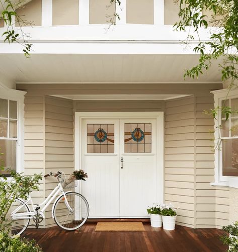 The unmatchable 2023 design trends make this season perfect for a house exterior makeover. Get the best advice on the exterior house paint color. Verandah Ideas, Popular Neutral Paint Colors, Californian Bungalow, Leadlight Windows, House Colour, House Colours, Brown Roof, Exterior House Color, Exterior Paint Color