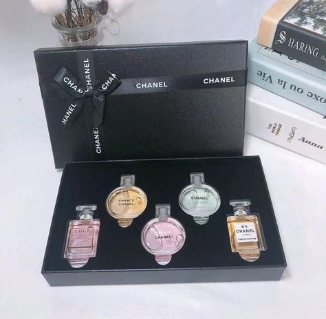 Chanel Gift Set For Women, Channel Gift Box Aesthetic, Mini Chanel Perfume, Chanel Mini Perfume Set, Chanel Perfume Gift Set, Organization Perfume, Perfume Branding, Perfume Miss Dior, Luxury Perfume Women