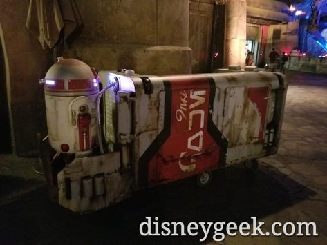 This evening while walking through Black Spire Outpost I finally spotted the Diet Coke Droid Cart out on a resupply Droid Depot Galaxy Edge, Star Wars Pod Racer, Didny Worl, Black Spire Outpost, Star Wars Separatist Droids, Droid Depot, Galaxy’s Edge Droid Depot, Galaxy's Edge, Live Picture