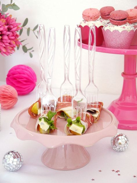 A Pink and Silver New Year’s Eve Party - ideas on DIY decor, party food and a delicious cocktail recipe to help you celebrate the new year in style! by BirdsParty.com @birdsparty #newyears #newyearseveparty #newyearsparty #partyfood #pinksilverparty #cocktailparty #partyappetizers Diy Decor Party, Festive Crafts, Silver Party, Nye Party, New Years Eve Decorations, Retro Recipes, Pink And Silver, Party Entertainment, Delicious Cocktails