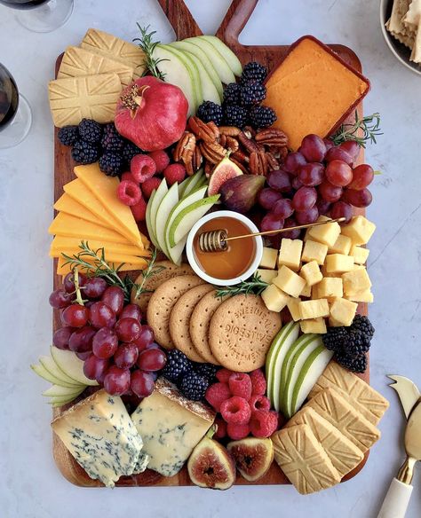 English Cheese Board, Fun Charcuterie Board, Fancy Cheese Board, Cheese Platers, Aesthetic Fruits, French Cheese Board, Snack Platters, English Cheese, Charcuterie Appetizers