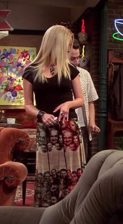 Phoebe Buffay Fashion, Phoebe Outfits Friends, Friends Outfits Phoebe, Iconic Phoebe Buffay Outfits, Phoebe Friends Outfits, Pheobe Buffay Outfit Style, Pheobe Buffay Outfit, Phoebe Buffay Aesthetic, Phoebe Outfits