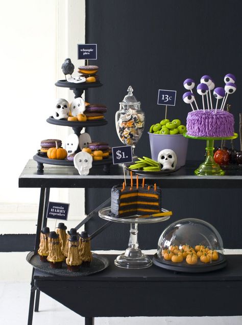 Halloween Party Menu, White Halloween Party, Halloween Dessert Table, Witches Halloween Party, Postres Halloween, Halloween Breakfast, Etsy Halloween, Hallowen Ideas, Halloween Dessert