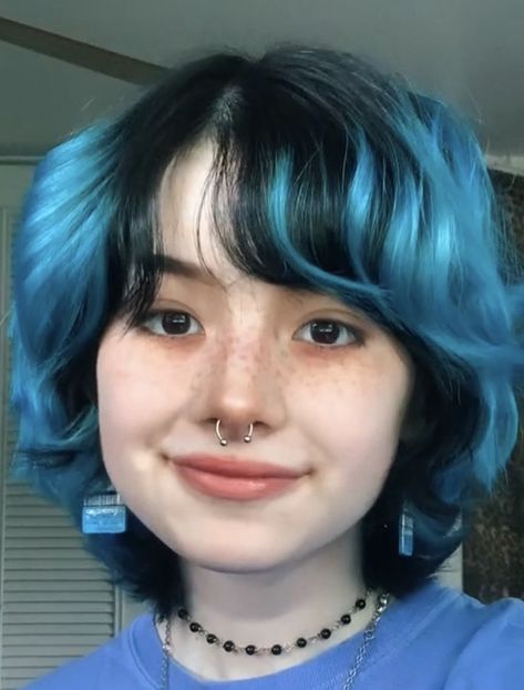 Cute Short Alt Hairstyles, Short Hairstyles Dyed Hair, Blue Short Hair Ideas, Short Half Dyed Hair, Short Adronymous Hair, Medium Length Haircut Nonbinary, Cute Short Haircuts For Curly Hair, Jelly Fish Cut Short Hair, Short Hair With Colored Highlights