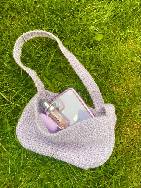 Aesthetic Bag Crochet, Crochet Bag Ideas Aesthetic, Crochet Y2k Accessories, Y2k Knitting Pattern, Aesthetic Crochet Bag Ideas, Crochet Bag Inspo Aesthetic, Crochet Shoulder Bags Aesthetic, Cute Crochet Bag Aesthetic, Things To Crochet Aesthetic