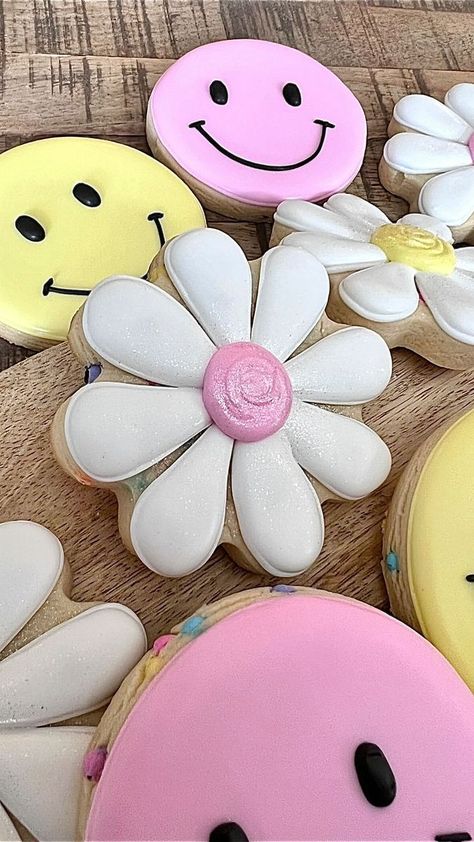 Spring Decorated Cookies, Smiley Face Cookies, Face Cookies, Easy Meringues, Dessert Pizza Recipes, Pizza Dessert, Flood Icing, Flower Sugar Cookies, Easter Sugar Cookies