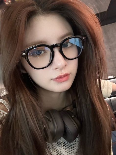 I Want You Forever, Everglow Yiren, Yiren Everglow, Hidden Love, Yuehua Entertainment, Girl Icons, Glasses Fashion, Beauty Face, Bugatti