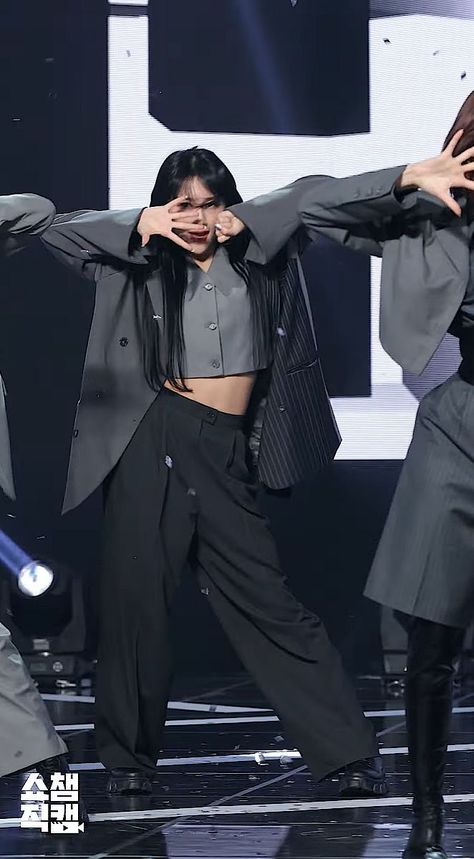 siyeon dreamcatcher Siyeon Dreamcatcher, Outfit Goals, Stage Outfits, Concert Outfit, Dream Catcher, Outfit Inspirations, Concert, Celebrities, Dresses