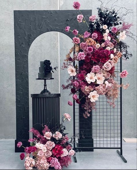 Wedding Flower Trends 2024, Ruangan Studio, I Love Black, Wedding Backdrop Design, Wedding Backdrop Decorations, Event Backdrop, Elegant Birthday, Wedding Fair, Engagement Decorations