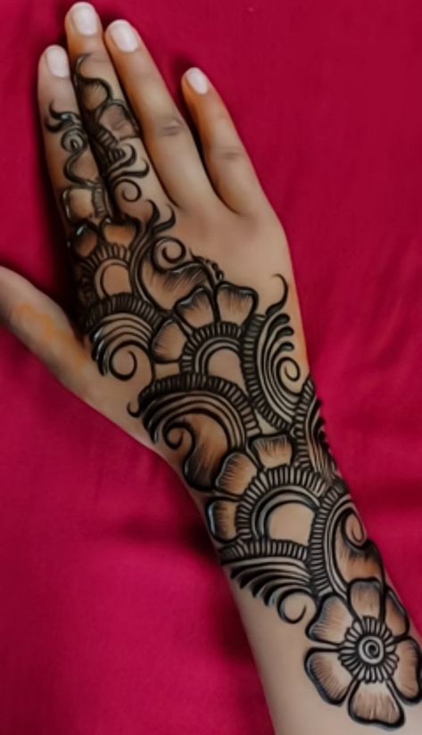 Arabic Mehandi Unique Simple, Arabic Designs Mehndi Back Hand, Mehedi Design Back Hand Simple, Back Hand Arabic Design, Arabic Design Back Hand, Basic Arabic Mehendi Designs, Arabic Mehandi Unique Back Hand, Simple Mehendi Designs For Back Hands, Full Hand Arebic Mehandi Design