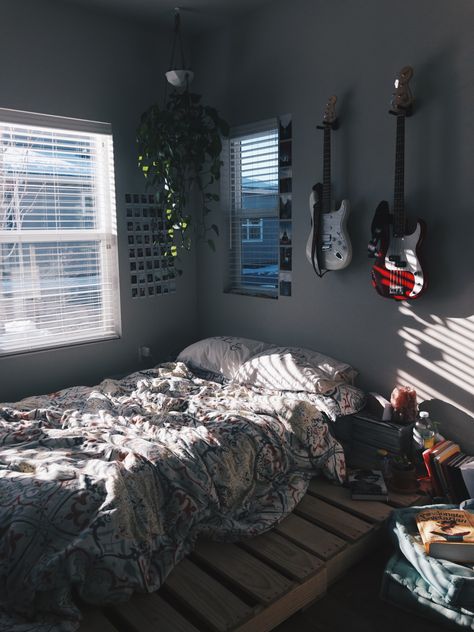 Room Ideas Small Bedroom Aesthetic, Male Room Ideas Minimalist, Mens Room Aesthetic Dark, Black Small Bedroom Ideas, Aesthetic Male Bedroom, Minimalist Male Bedroom, Boy Room Ideas Aesthetic, Guys Bedroom Aesthetic, Bed Rooms Ideas For Men