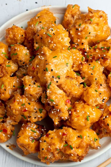 The best Bang Bang cauliflower recipe (in oven) - Marie Food Tips Cheesecake Factory Califlour, Yummy Cauliflower Recipes, Vegetable Ideas Side Dishes, Gourmet Gluten Free Dinner, Cauliflower Meal Recipes, Cauliflower Steamed Recipes, Multi Colored Cauliflower Recipes, Vegan Cauliflower Dinner Recipes, Tempura Cauliflower Recipes