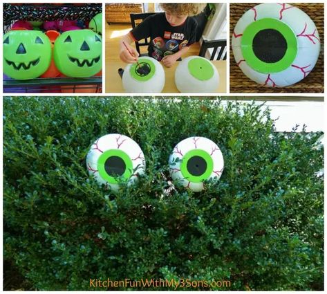 27 Clever Halloween Decorations To Make With Dollar Store Stuff Diy Halloween Eyes, Halloween Decorations To Make, Scary Halloween Decorations Outdoor, Scary Halloween Decorations Diy, Cheap Halloween Decorations, Halloween Diy Outdoor, Clever Halloween, Halloween Outside, Spooky Eyes