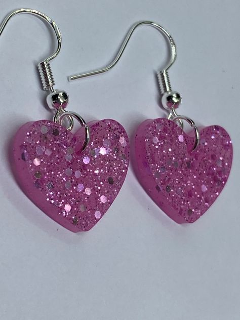 Valentine Resin, Resin Pendant Diy, Diy Uv Resin, Cool Earrings, Earrings Funky, Flower Resin Jewelry, Best Valentine Gift, Resin Crafts Tutorial, Resin Jewelry Diy