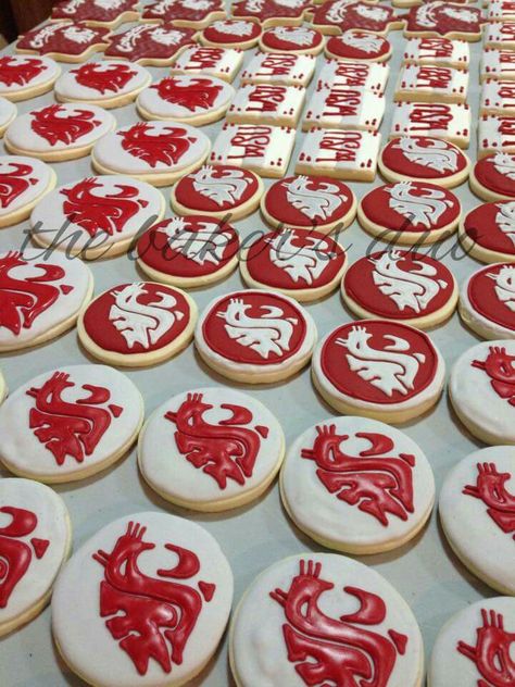 WSU cookies by The Baker's Duo Wsu Graduation Party, College Graduation Cookies, Wsu Cougs, Apple Cup, Flooding Cookies, Senior Graduation Party, Cookies Ideas, College Ideas, Graduation Cookies