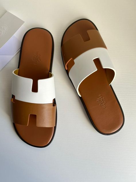 Men Leather Sandals Fashion, Casual Leather Sandals, Mens Sandals Fashion, Leather Slippers For Men, Women Slippers Fashion, Mens Fashion Casual Shoes, Pretty Sandals, Fashion Shoes Sandals, Shoes Outfit Fashion