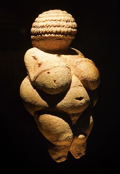 Venus Figurines, Paleolithic Art, Fertility Symbols, Venus Of Willendorf, Goddess Sculpture, Ancient Goddesses, Beginner Art, Prehistoric Art, Art Ancien