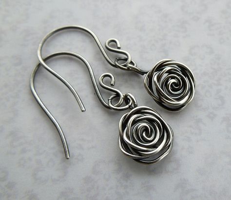 Wire Rose Earrings, Copper Jewelry Diy, Wire Rose, Diy Wire Jewelry Rings, Hand Chain Jewelry, Wire Jewelry Rings, Wire Wrapped Jewelry Diy, Aluminum Jewelry, Metalwork Jewelry