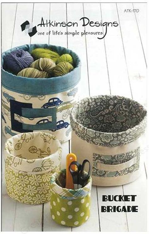 Make your own small bucket-like storage containers out of fabric. Now your storage can compliment your home's decor because you can choose fabrics in just Bucket Brigade, Beginner Sewing Projects Easy, Fabric Boxes, Leftover Fabric, Knitting And Crochet, Fabric Baskets, Sewing Projects For Beginners, Love Sewing, E Reader