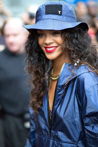 Rihanna wearing denim bucket hat Looks Rihanna, Rihanna Outfits, Rihanna Looks, Rihanna Riri, New York Street Style, Rihanna Style, Women Hat, Rihanna Fenty, Spring Street Style