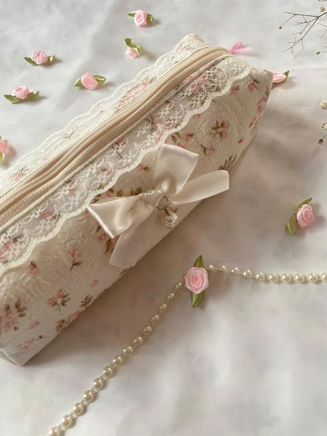 Coquette Pen Case, Floral Pencil Pouch, Aesthetic Pencil Pouch, Christmas Gift Ideas - Etsy Turkey Cute Bag For School, Cute Pouches For School, Coquette Pencil Case, Aesthetic Pencil Cases, Pen Case Aesthetic, Coquette School Supplies, Christmas Sewing Gifts, Aesthetic Pencil Pouch, Pencil Pouch Aesthetic