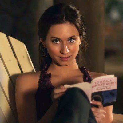 spencer hastings icon Spencer Hastings Season 1, Spencer Hastings Hair, Spencer Hastings Icons, Spencer Hastings Aesthetic, Pretty Little Liars Cast, Pretty Little Liars Aesthetic, Spencer Pll, Spencer Hastings Outfits, Spencer Hastings Style