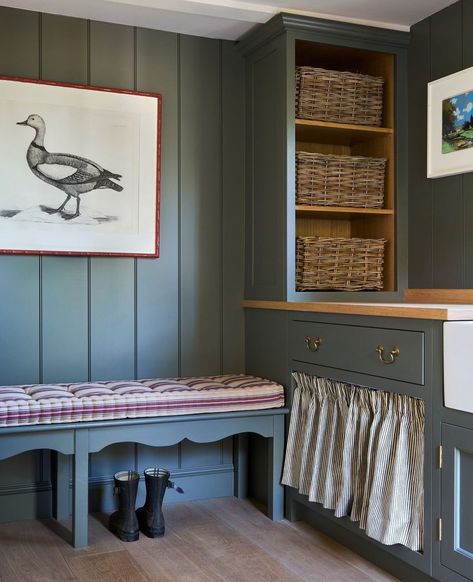 Pretty Mudroom, Cottage Mudroom, Boot Rooms, Utility Room Designs, Oval Room Blue, Garden Magazine, English Country Cottage, Garage Entry, Nice House