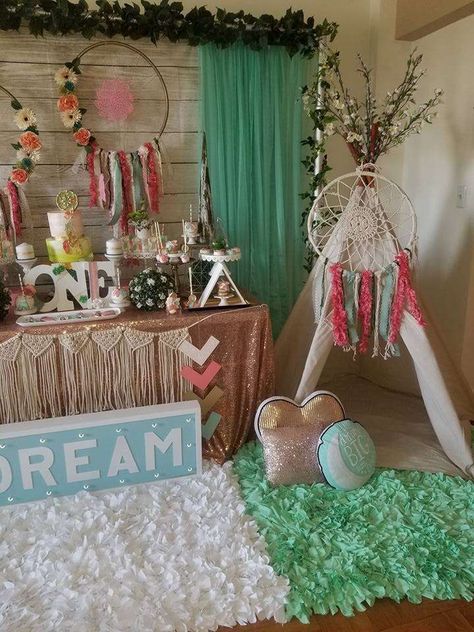 Dream big little one  | CatchMyParty.com Dream Catcher Theme Party, Dream Catcher Birthday Party Ideas, Dream Catcher Birthday Party, Pocahontas Birthday Party Ideas, Pocahontas Birthday Party, Bohemian Birthday, Wild Birthday Party, Boho Birthday Party, Anniversaire Diy