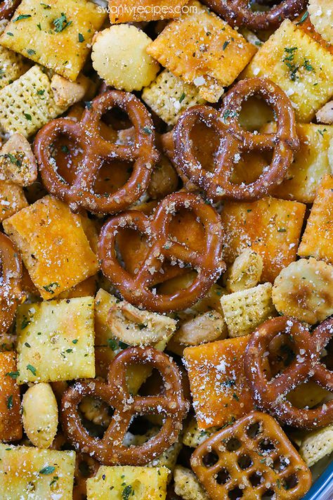 Italian Chex Mix made for a crowd. My favorite snack mix is loaded with peanuts, cheese crackers, pretzels, and rice cereal. This easy zesty Italian Chex Mix is perfect for parties and school lunches. #snackmix #chexmix #partyfood Ranch Chex Mix Recipes, English Snacks, Savory Chex, Sweet Appetizers, Ranch Chex, Snacky Foods, Ranch Chex Mix, Trail Snacks, Chex Mix Recipes Original