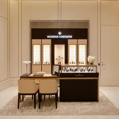 The newly opened Las Vegas showroom for Watches of Switzerland. Design by MNA. #MNAprojects Jewelry Store Interior, Interior Simple, Interior Design News, Jewelry Store Design, Chanel Boutique, 카페 인테리어 디자인, Chanel Store, Vide Dressing, Retail Design Blog