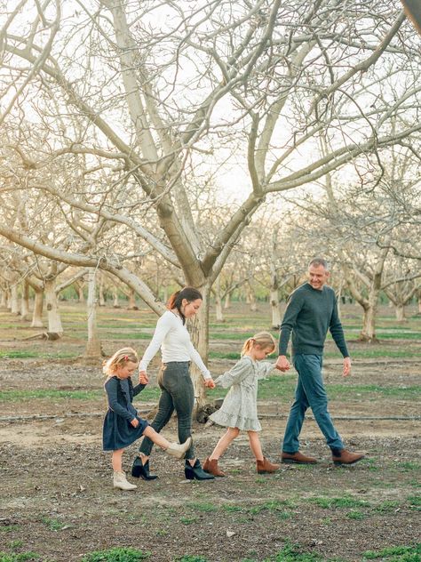 Family Of 5 Outdoor Poses, Outdoor Family Of 4 Photo Ideas, Outdoor Photoshoot Ideas Family Of 4, California Family Photos, Family Of 4 Photoshoot Ideas, Family Photoshoot In Garden, Family Photos Woods Outdoor, Poses Family Of 4, Posing Family Of 4