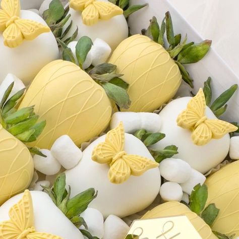 Yellow Chocolate Strawberries, Yellow Strawberries Chocolate, Yellow Chocolate Covered Strawberries, Yellow Strawberries, Strawberry Boxes, Sweet Business, White Chocolate Covered Strawberries, Strawberry Ideas, Treat Business