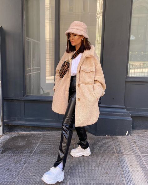 Hat Outfit Winter, Fuzzy Hat, Cream Outfit, Hat Cream, Nyc Outfits, Outfits With Hats, Looks Style, Winter Fashion Outfits, Fall Winter Outfits